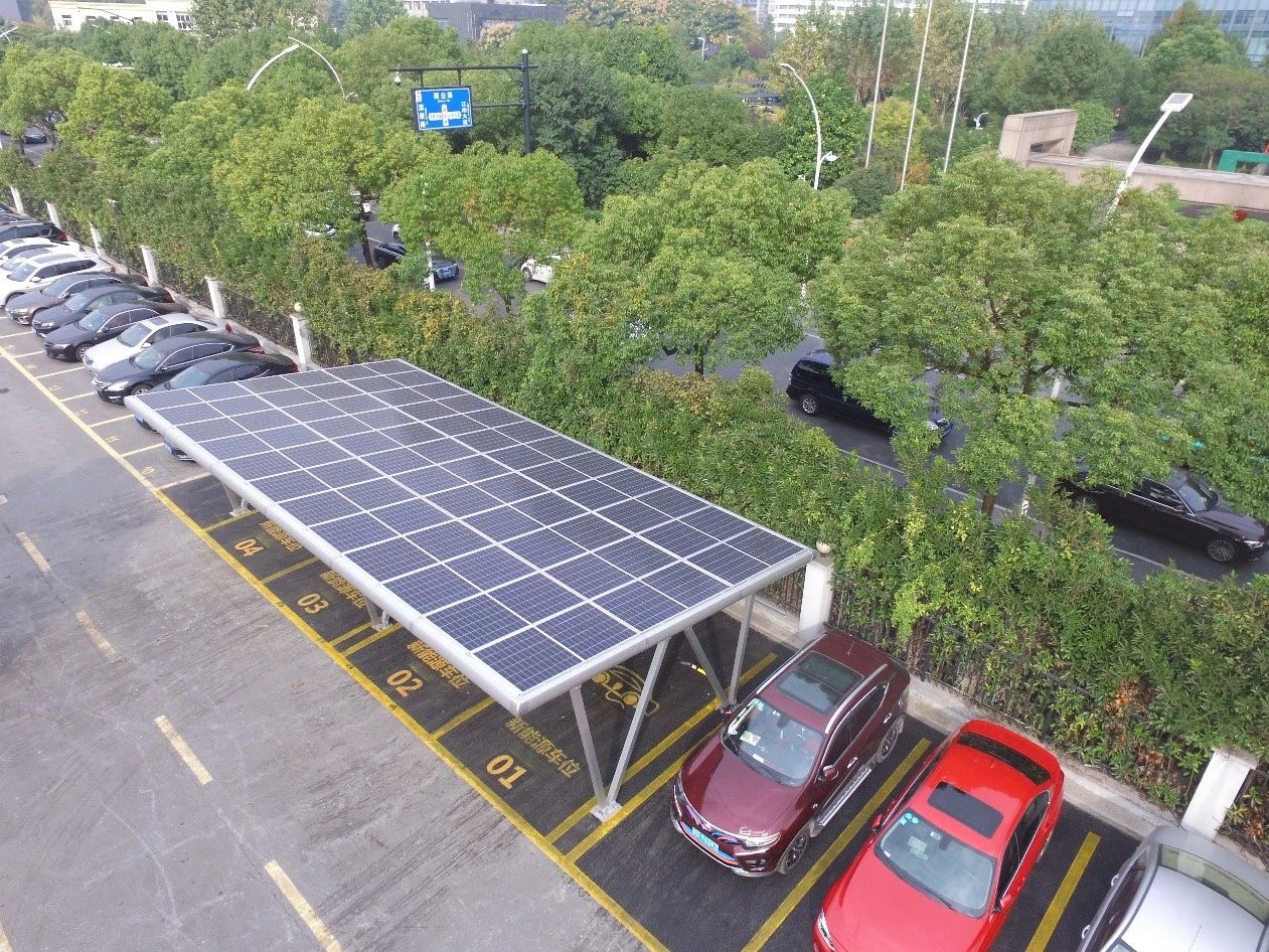 充电停车两不误 | 会发电的停车棚成光伏新宠！